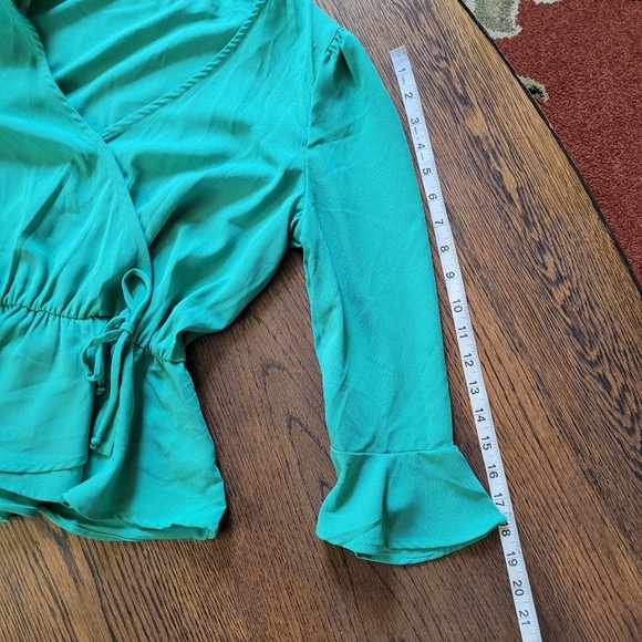 Francesca's Miami Green Peplum Wrap Across Bell Sleeve Blouse Size Women Medium - Picture 7 of 9